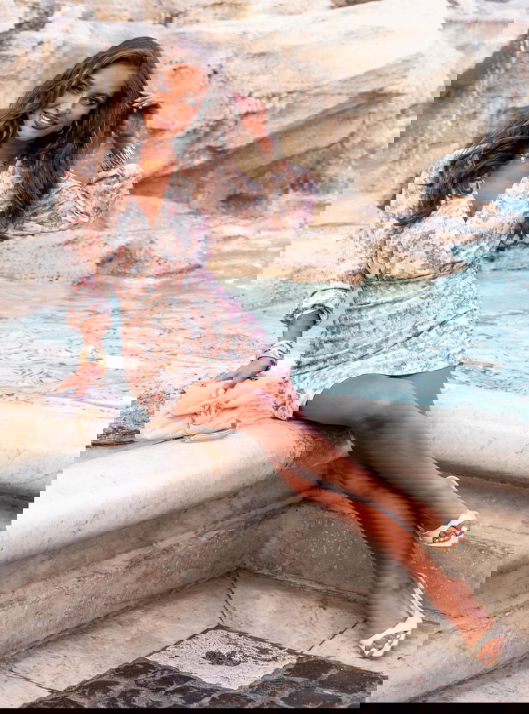 Wzorzysta sukienka z przekładanym...