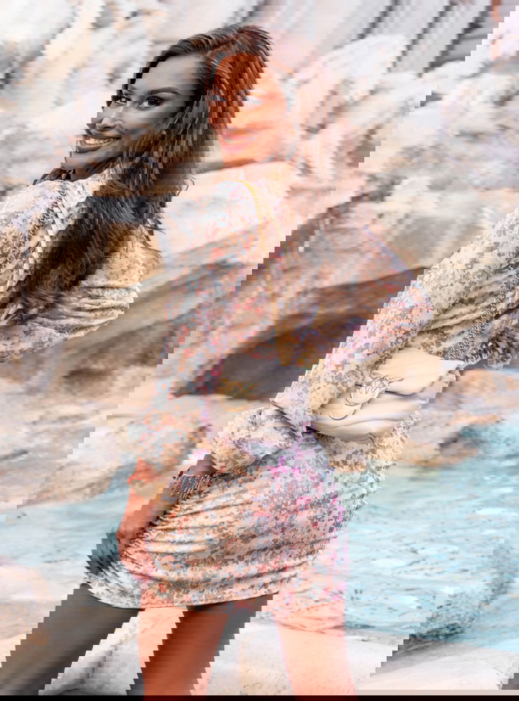 Wzorzysta sukienka z przekładanym...