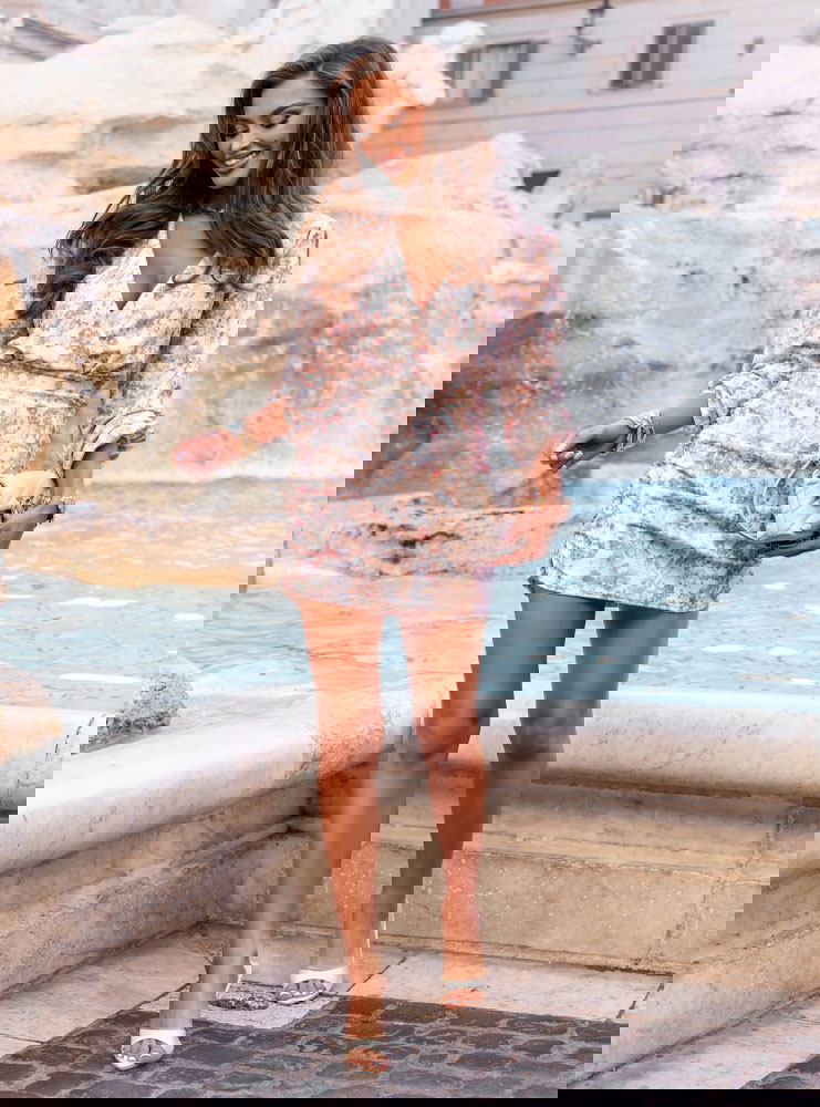 Wzorzysta sukienka z przekładanym...