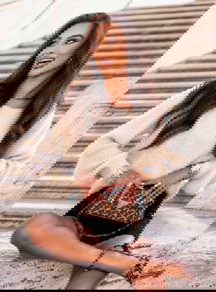 Beżowy sweter z wiązaniem na plecach...