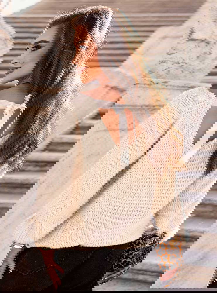 Beżowy sweter z wiązaniem na plecach...