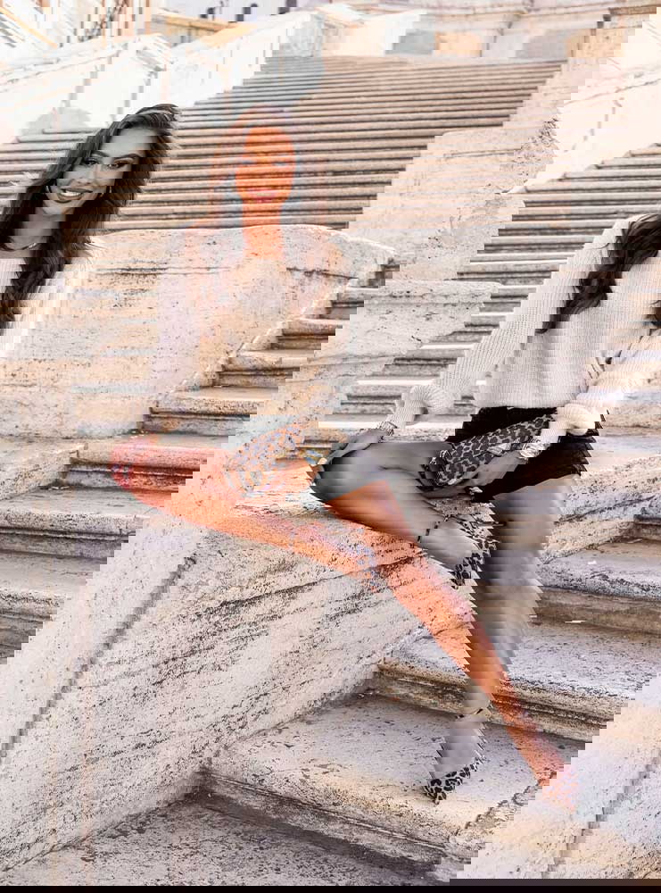 Beżowy sweter z wiązaniem na plecach...