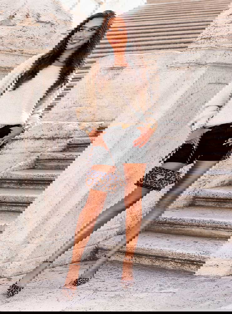 Beżowy sweter z wiązaniem na plecach...