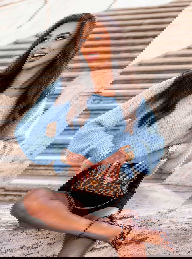 Błękitny sweter z wiązaniem na...