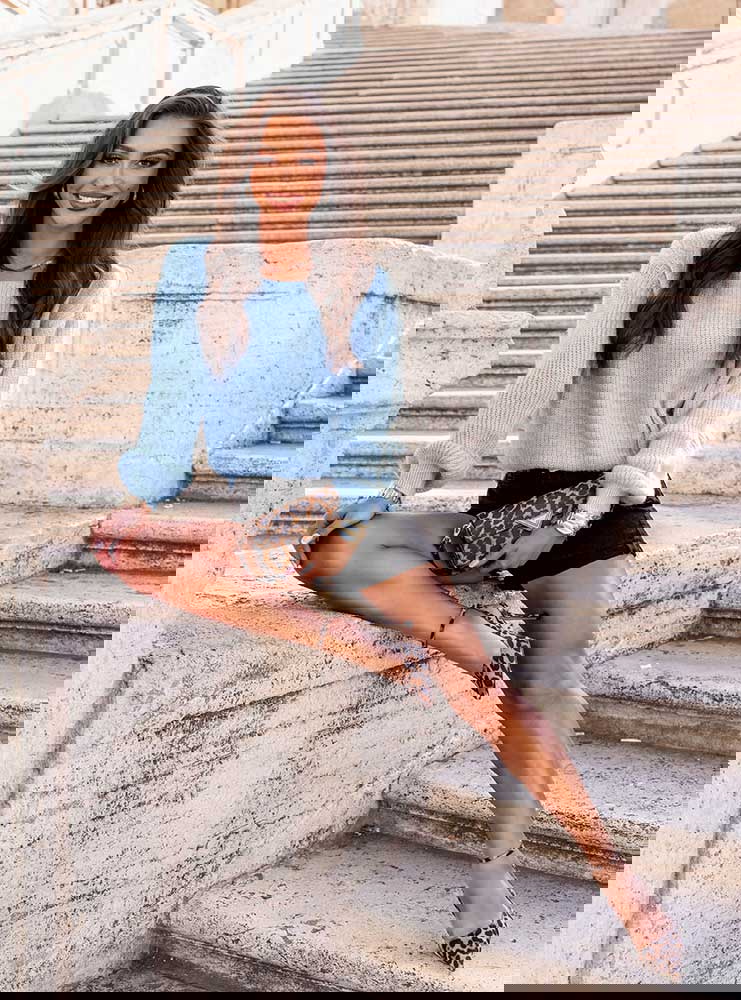 Błękitny sweter z wiązaniem na...