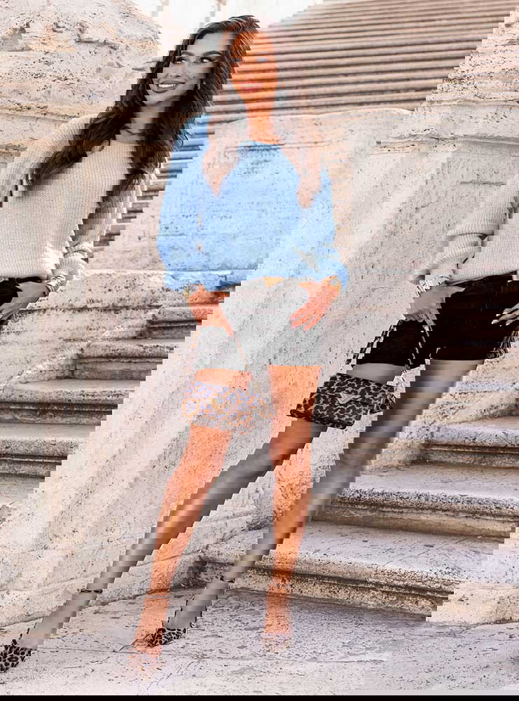 Błękitny sweter z wiązaniem na...