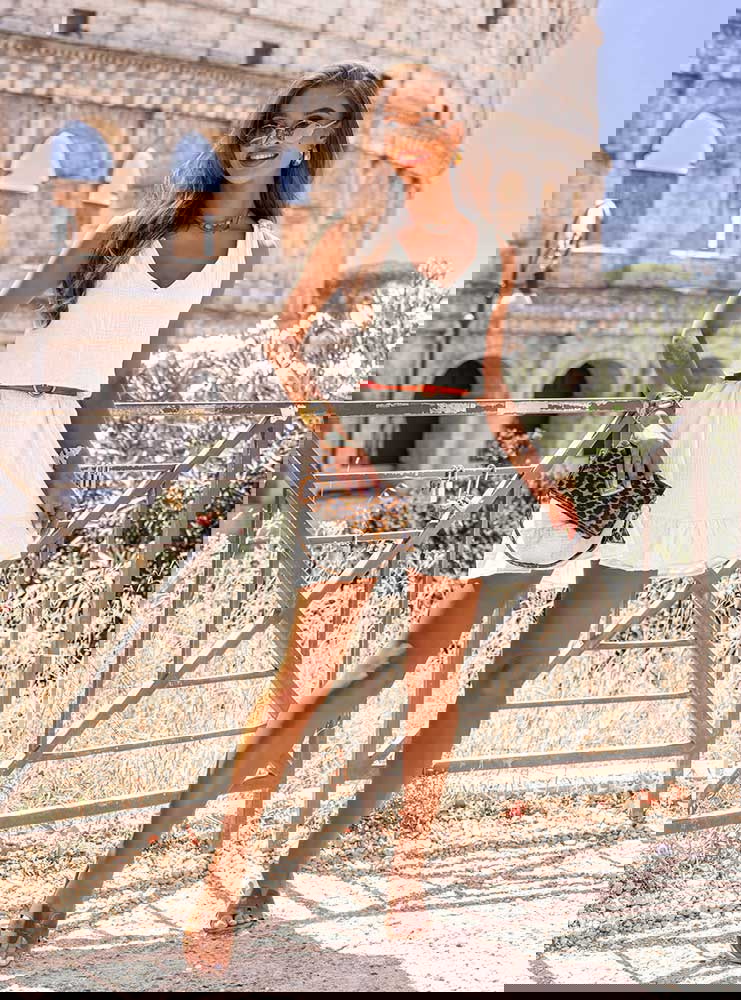 Biała muślinowa sukienka na...