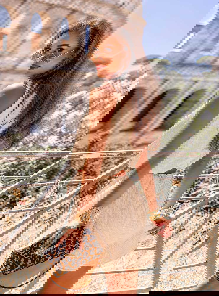 Beżowa muślinowa sukienka na...