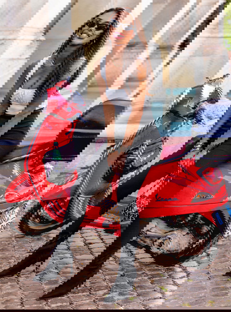 Czarne prążkowane dopasowane legginsy...