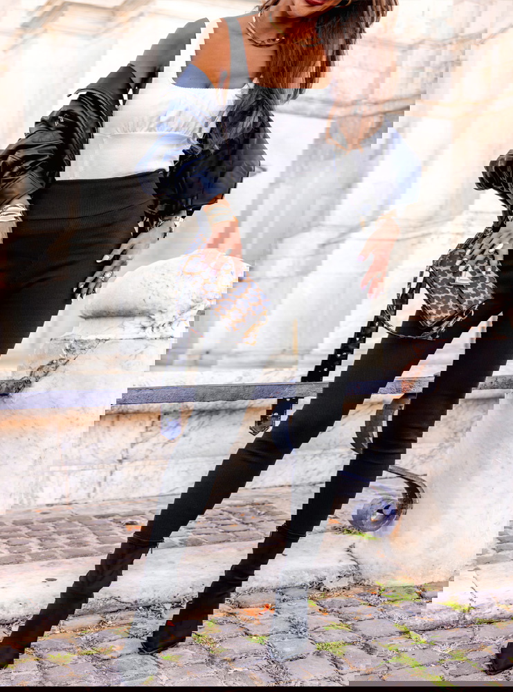 Czarne prążkowane dopasowane legginsy...