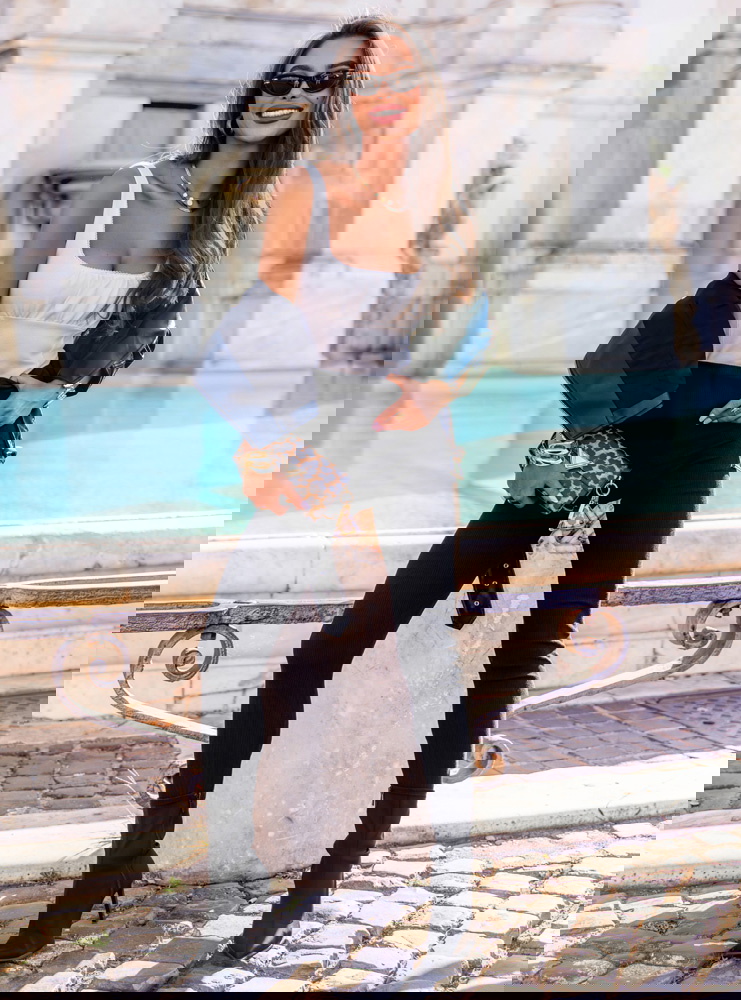 Czarne prążkowane dopasowane legginsy...