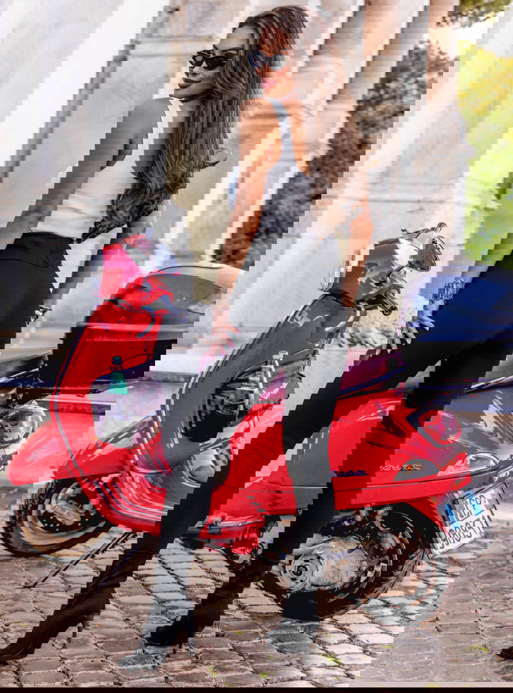 Czarne prążkowane dopasowane legginsy...