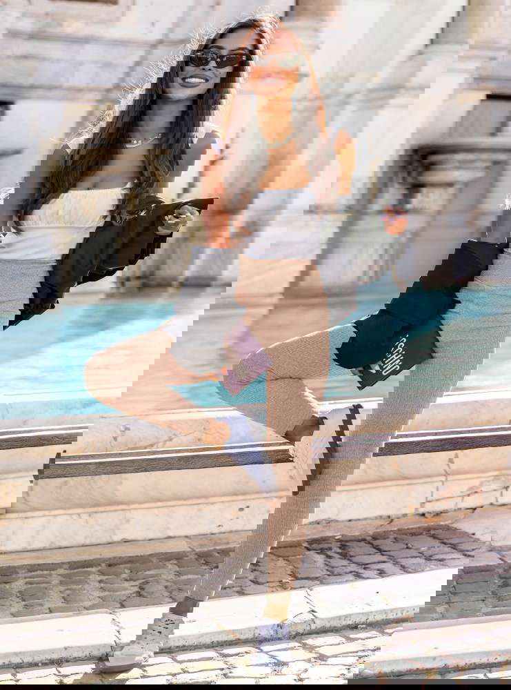 Beżowe prążkowane dopasowane legginsy...