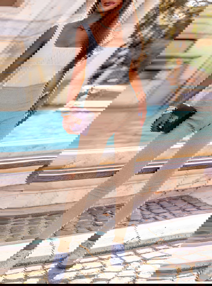 Beżowe prążkowane dopasowane legginsy...