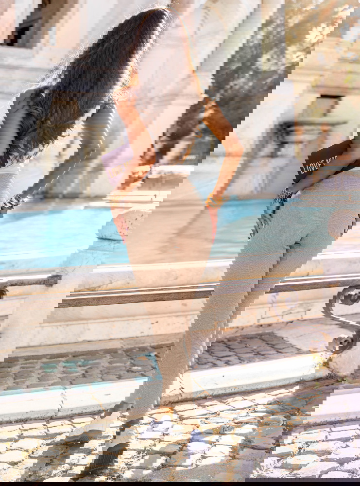 Beżowe prążkowane dopasowane legginsy...