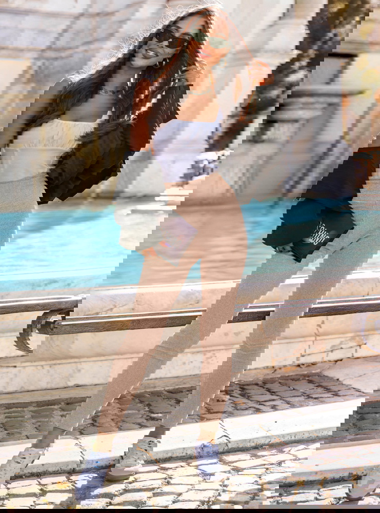 Beżowe prążkowane dopasowane legginsy...