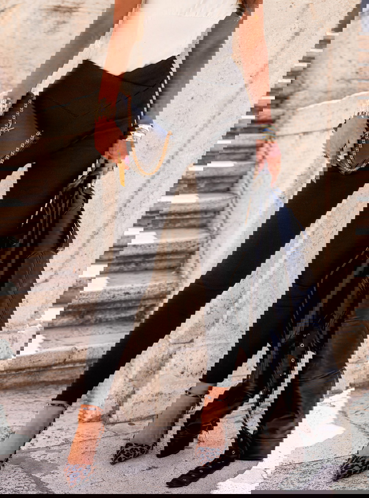 Czarne prążkowane dopasowane legginsy...