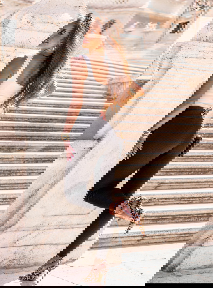 Czarne prążkowane dopasowane legginsy...