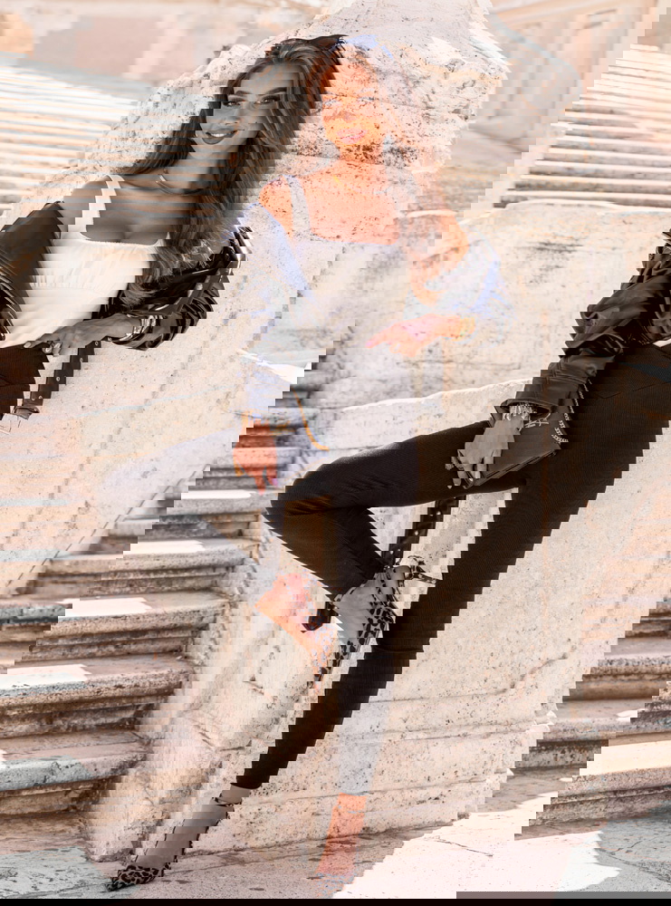 Czarne prążkowane dopasowane legginsy...