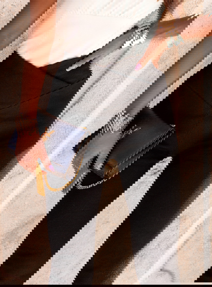 Czarne prążkowane dopasowane legginsy...