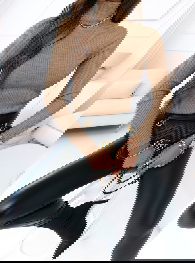 Sweter z golfem i długimi rękawami...