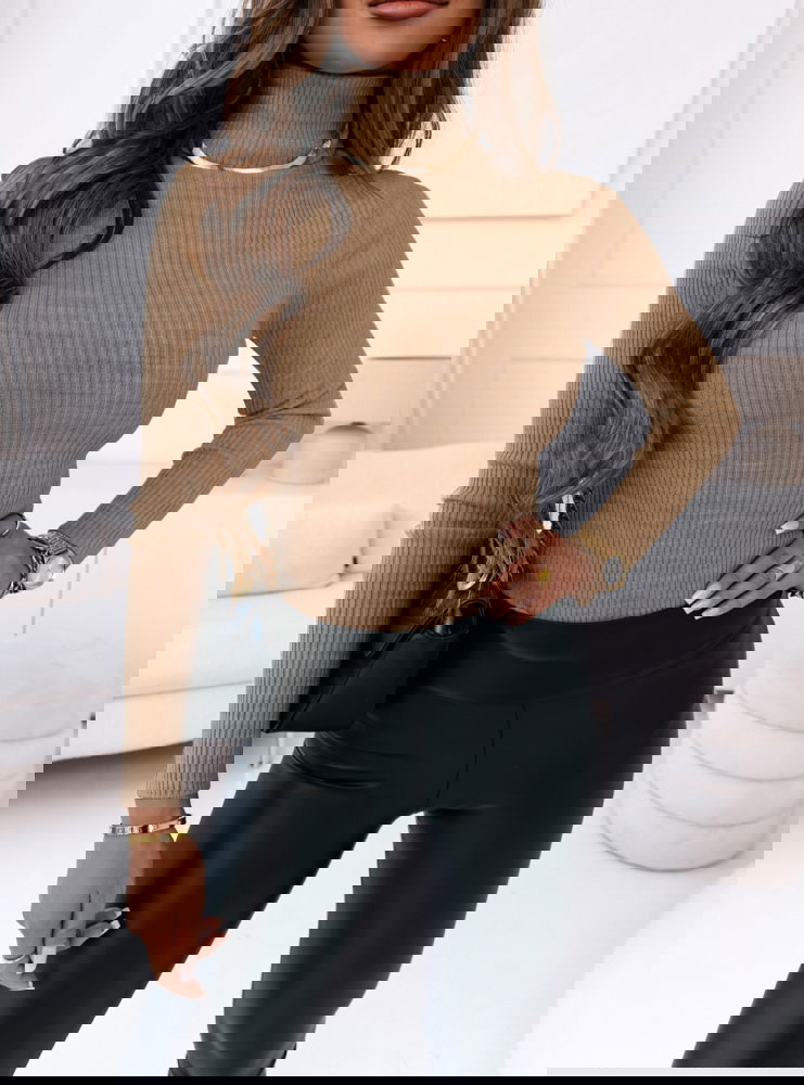 Sweter z golfem i długimi rękawami...