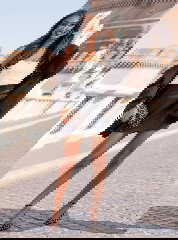 Biały prążkowany top na ramiączkach...