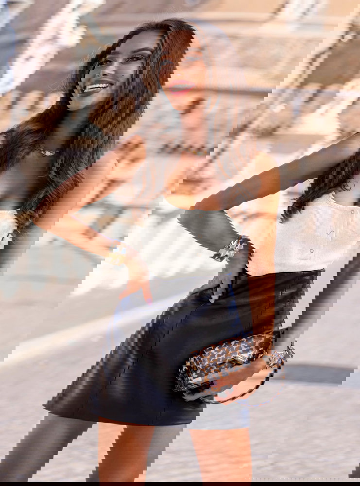 Biały prążkowany top na ramiączkach...