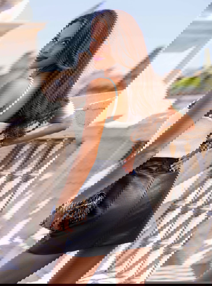 Biały prążkowany top na ramiączkach...