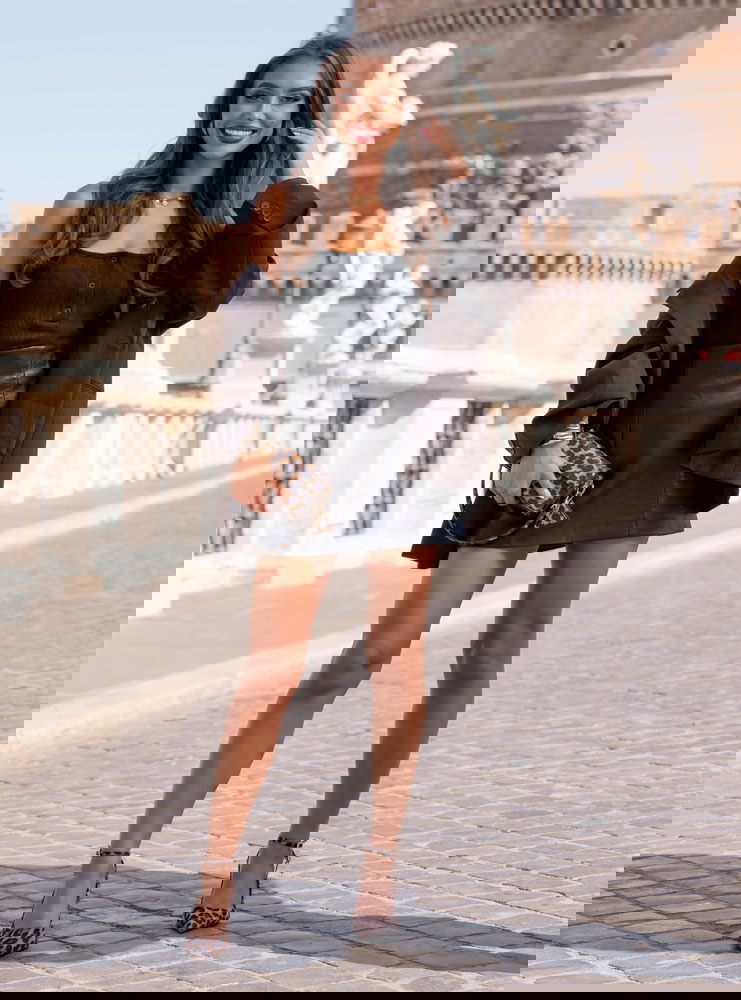 Czarny prążkowany top na ramiączkach...