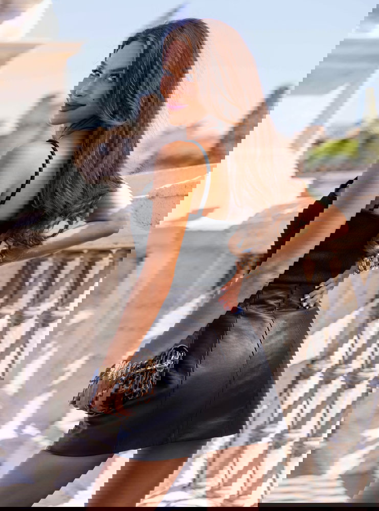 Czarny prążkowany top na ramiączkach...