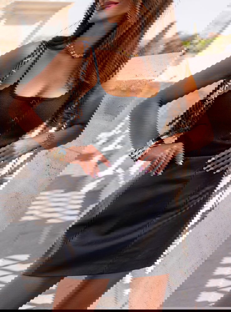 Czarny prążkowany top na ramiączkach...