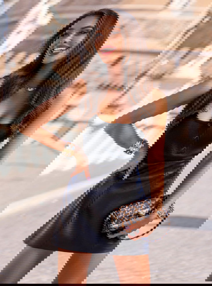 Czarny prążkowany top na ramiączkach...