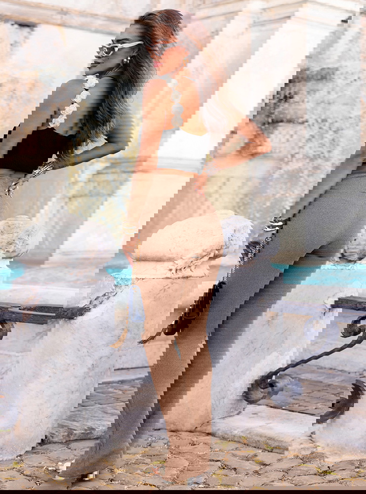 Beżowe prążkowane spodnie z...