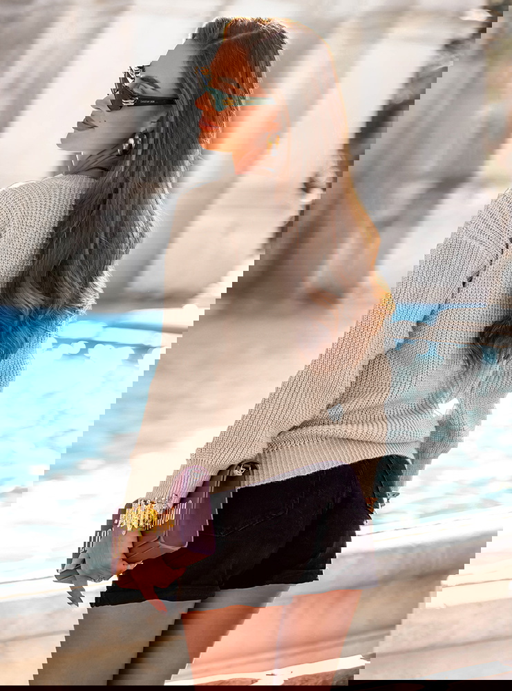 Beżowy sweter z ozdobnym dekoltem w...