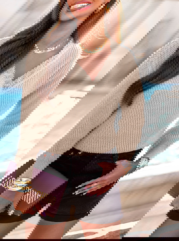 Beżowy sweter z ozdobnym dekoltem w...