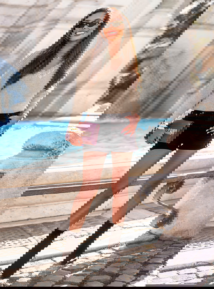 Beżowy sweter z ozdobnym dekoltem w...