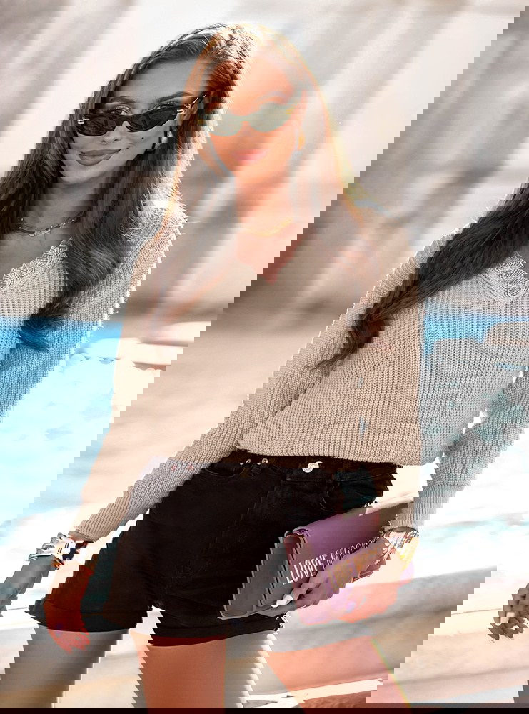 Beżowy sweter z ozdobnym dekoltem w...