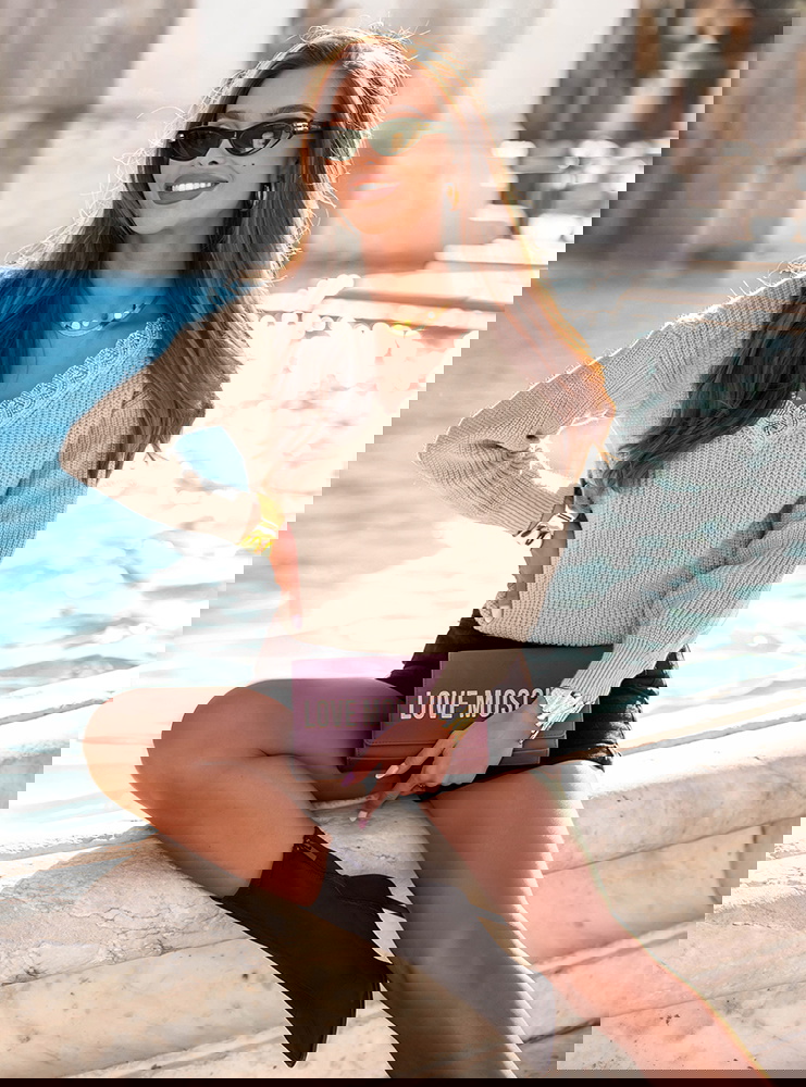 Beżowy sweter z ozdobnym dekoltem w...