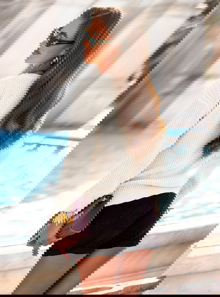 Sweter z ozdobnym dekoltem w serek...