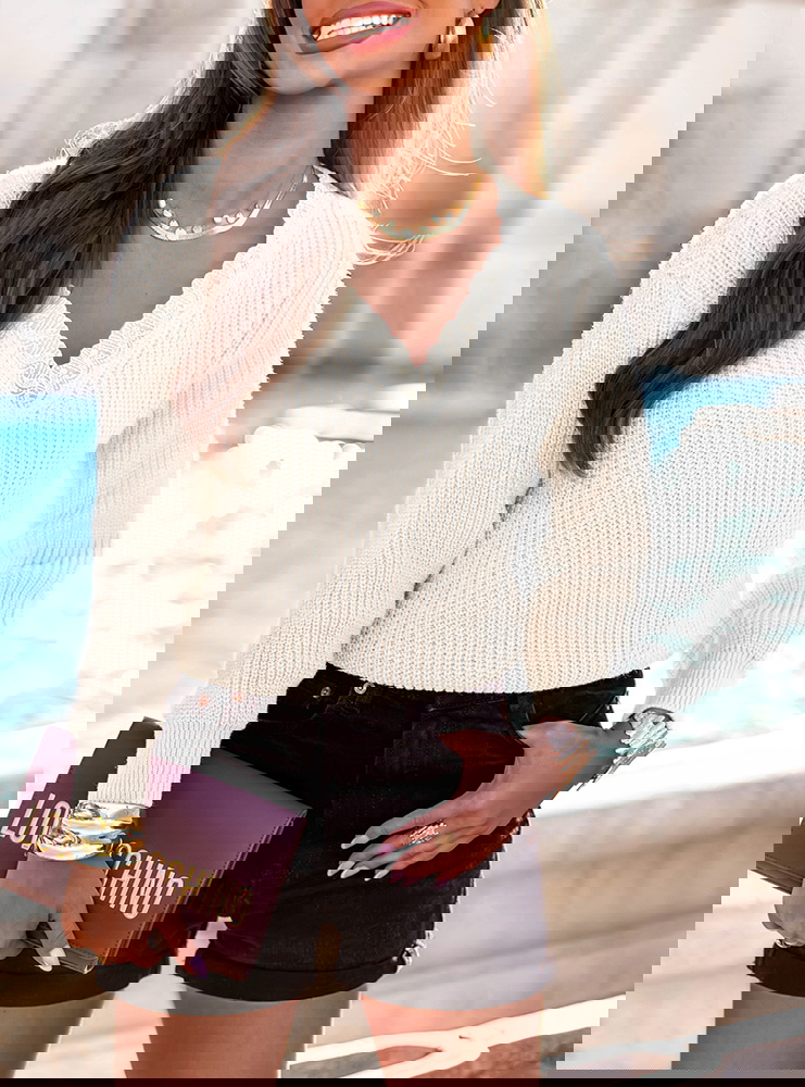 Sweter z ozdobnym dekoltem w serek...