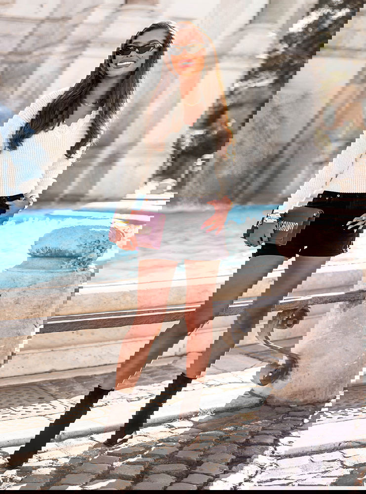 Sweter z ozdobnym dekoltem w serek...