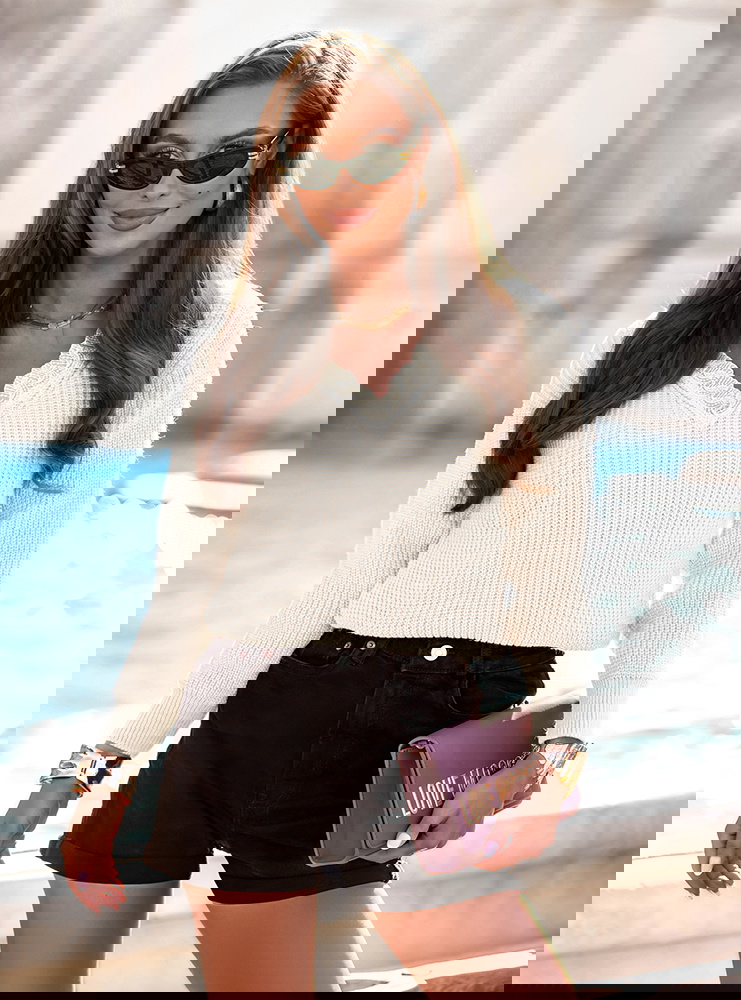 Sweter z ozdobnym dekoltem w serek...