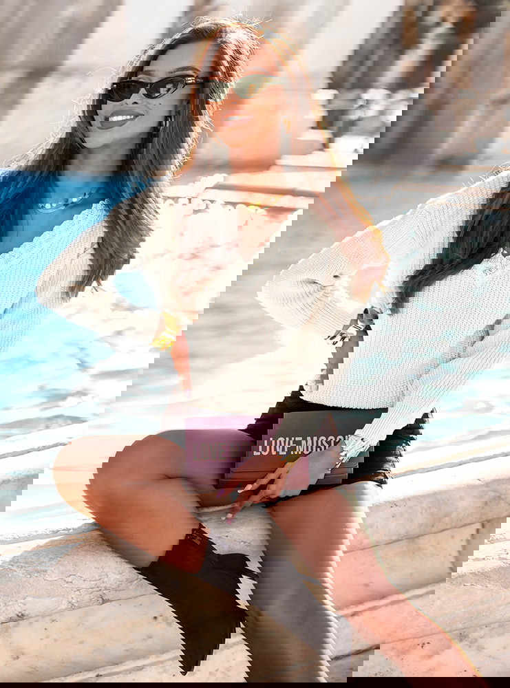 Sweter z ozdobnym dekoltem w serek...