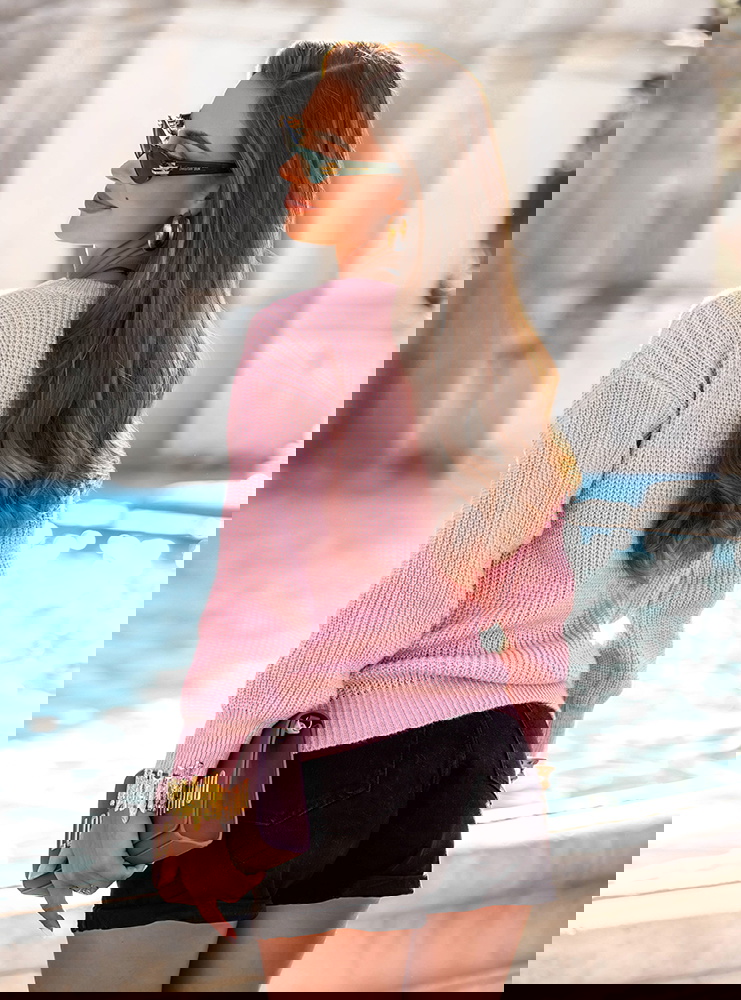 Pudrowy sweter z ozdobnym dekoltem w...