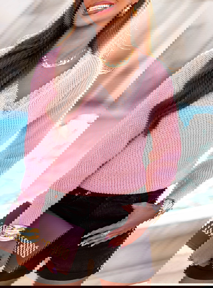 Pudrowy sweter z ozdobnym dekoltem w...