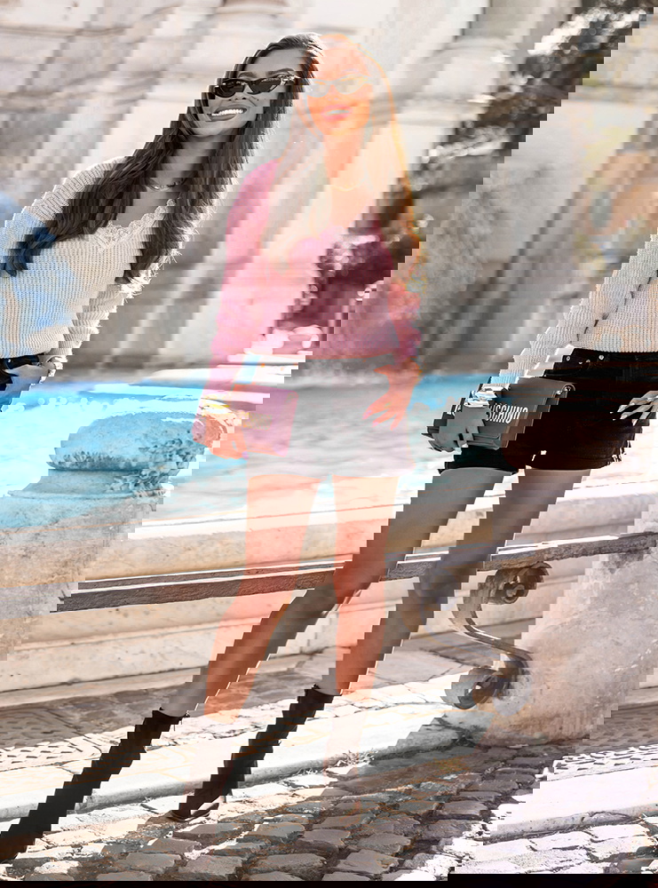 Pudrowy sweter z ozdobnym dekoltem w serek Cithali