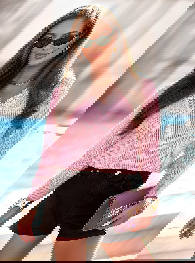 Pudrowy sweter z ozdobnym dekoltem w...