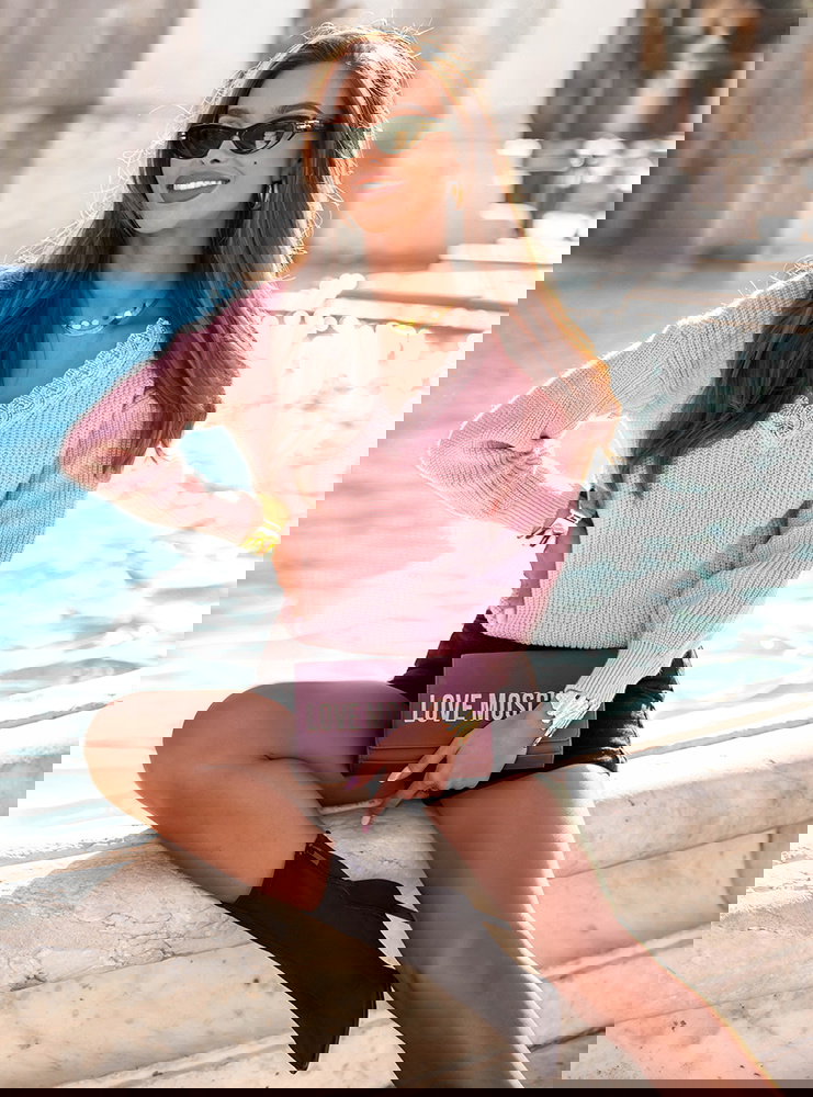 Pudrowy sweter z ozdobnym dekoltem w...