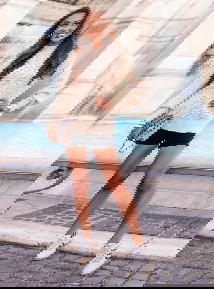 Beżowy sweter z półgolfem i długimi...